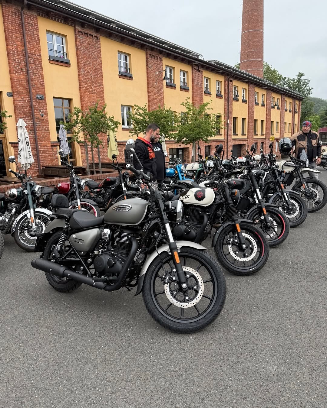 Motorkáři Royal Enfield zaplnili Pivovar Kocour. 7. letní sraz ve Varnsdorfu měl skvělou atmosféru